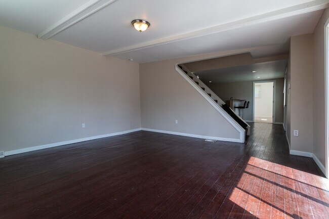 Building Photo - AVAILABLE JUNE - Beautiful, 3 Bed House wi...