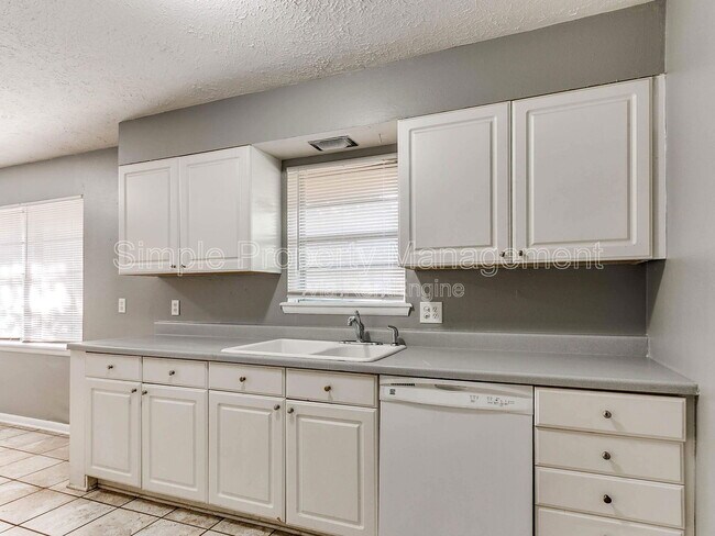 Foto del edificio - 10509 Greystone Ave