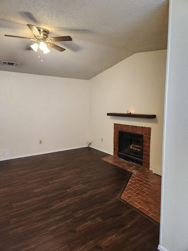 Foto del edificio - 123 Oakwood Ln