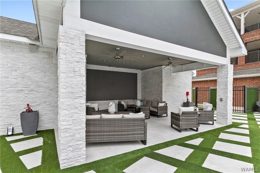 Foto principal - 680 6th Ave NE
