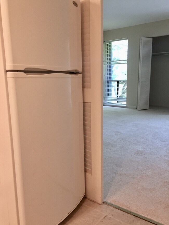 Foto del edificio - An Efficiency Apartment on the Third Floor...