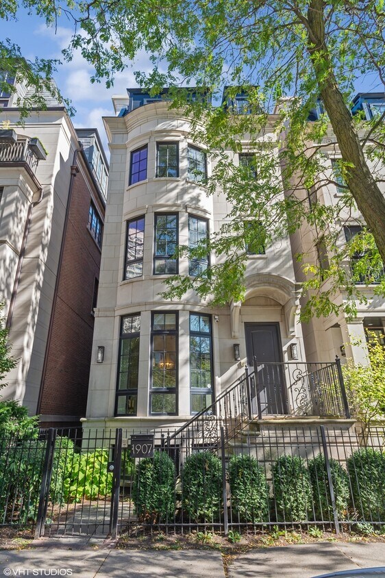 Foto principal - 1907 N Lincoln Park W