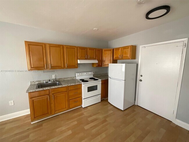 Building Photo - 1360 Collins Ave