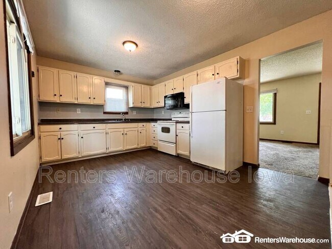 Foto del edificio - 5210 Jennifer Dr