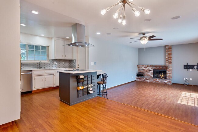 Foto del edificio - Charmingly Remodeled 3 Bed, 2 Bath Home Ne...