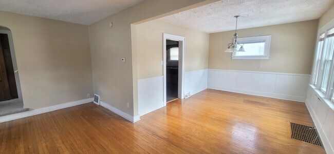 Foto del edificio - 2021 Kenwood Ave