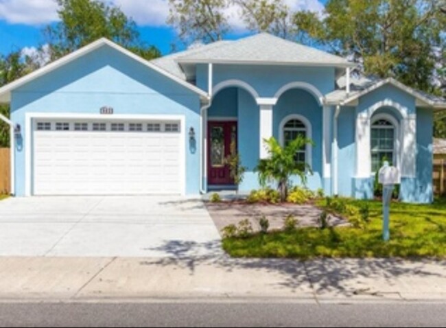 Building Photo - 803 W Sligh Ave