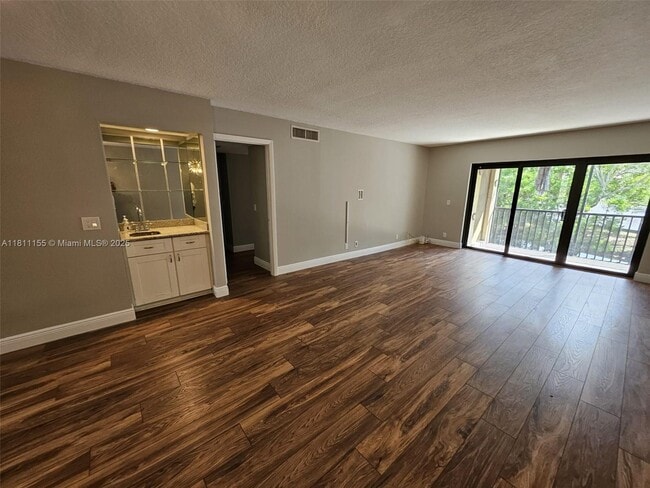 Building Photo - 302 Lakeview Dr