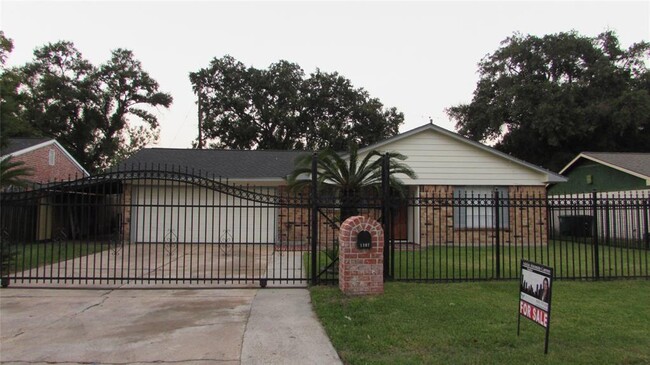 Building Photo - 1207 Mooney Rd