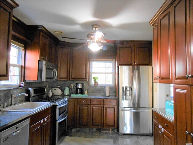 Building Photo - 4 Shorehaven Ln