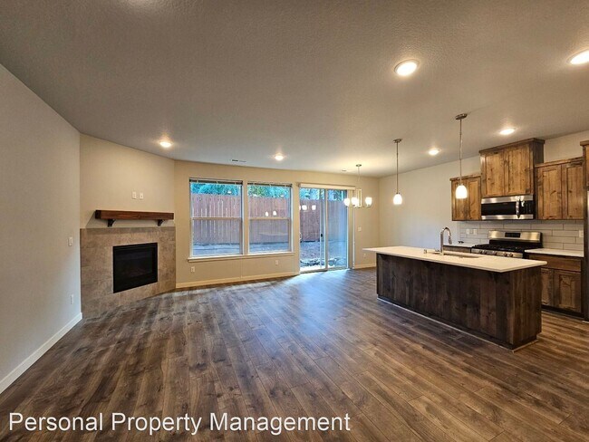 Building Photo - 4 br, 2.5 bath House - 3513 NE 61st Way