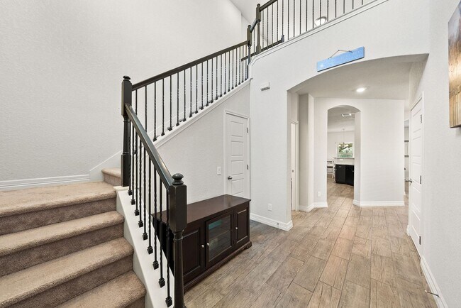 Foto del edificio - Exquisite 2-Story Traditional Home