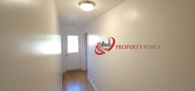 Foto del edificio - 1664 Newcomb Ave