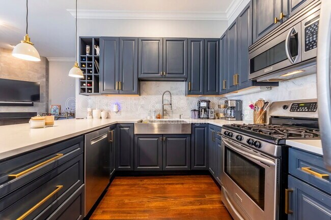 Building Photo - 852 N Damen Ave