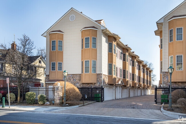 Building Photo - 330 Maple Ave