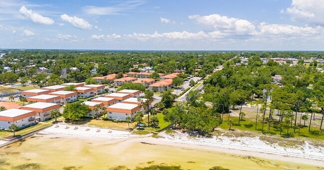 Foto del edificio - 2100 W Beach Dr