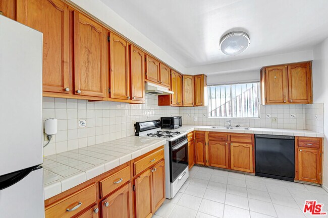 Foto del edificio - 7139 Hawthorn Ave