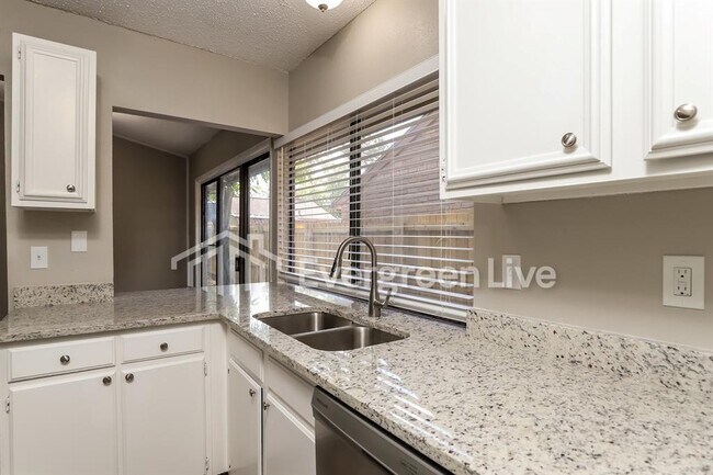 Building Photo - 4618 La Loma St