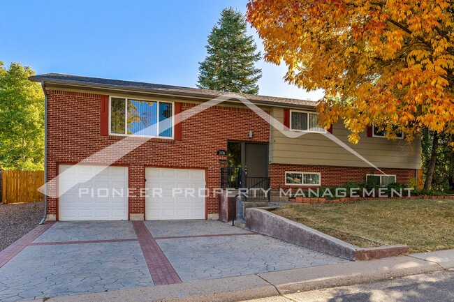 Foto del edificio - Spacious Home with Natural Light & Fenced ...