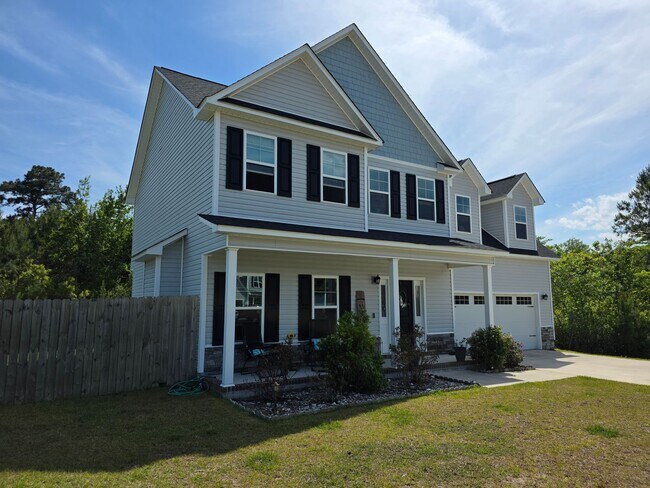 Foto del edificio - Spacious & Stylish Living Near Camp Lejeune with Expansive Fenced Backyard