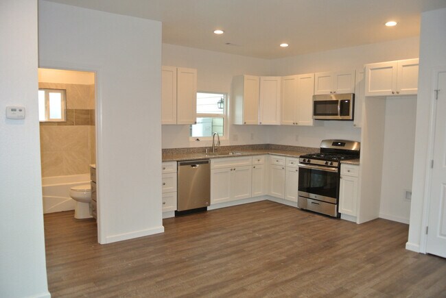 Building Photo - 1 Bedroom, 1 Bathroom Duplex in Downtown P...