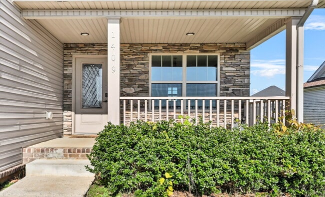 Building Photo - Close to Post and Move in Ready!