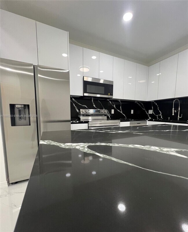 Foto del edificio - 5600 NW 114th Pl