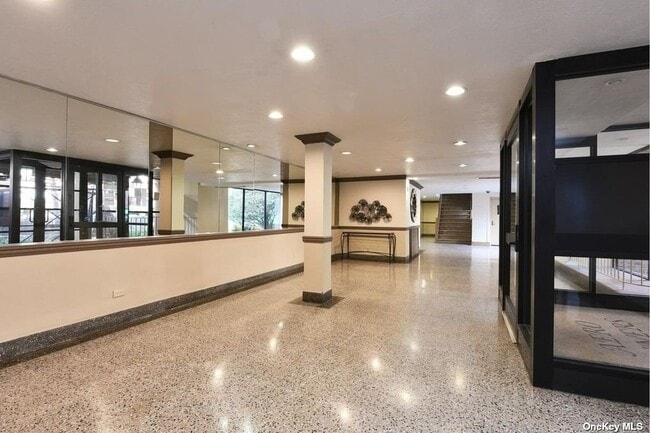 Foto del edificio - 105-37 64th Ave