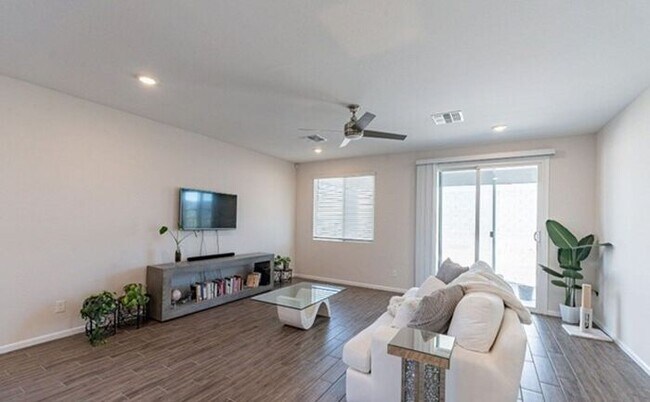 Foto del edificio - 24606 W Whyman Ave