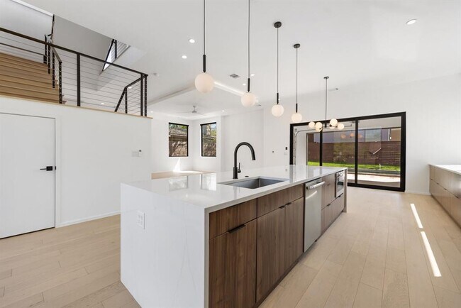 Foto del edificio - 2411 Winsted Ln