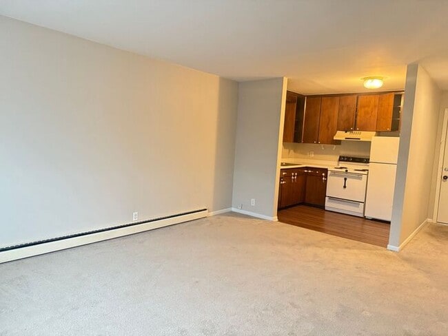 Building Photo - Remodeled 1 Bedroom Apartment!!! Walk to t...