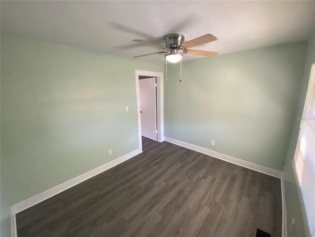 Foto del edificio - 227 E Barnes Ave