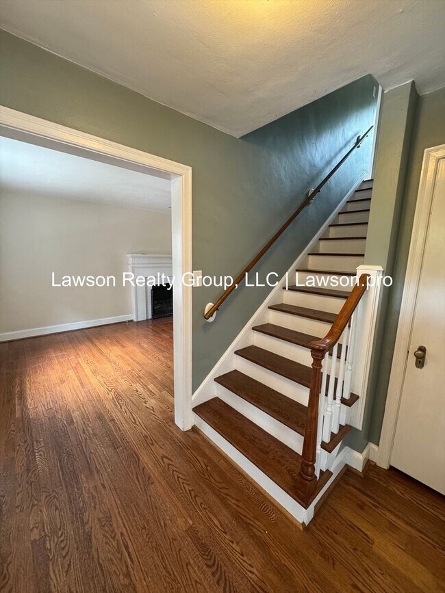 Building Photo - Charming and Updated Home in Raleigh Court with Fenced In Yard, Lawn Care Included!