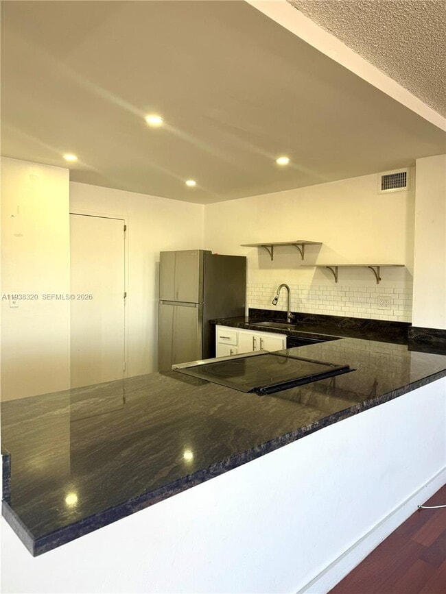 Building Photo - 401 Golden Isles Dr