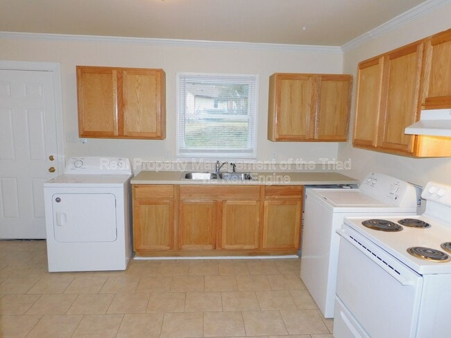 Building Photo - 2405 E Florida St