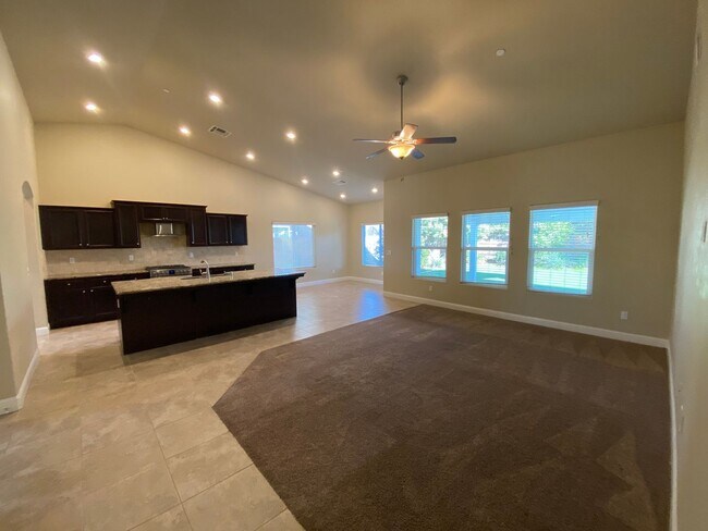 Foto del edificio - Spacious NW Visalia home move in ready!!