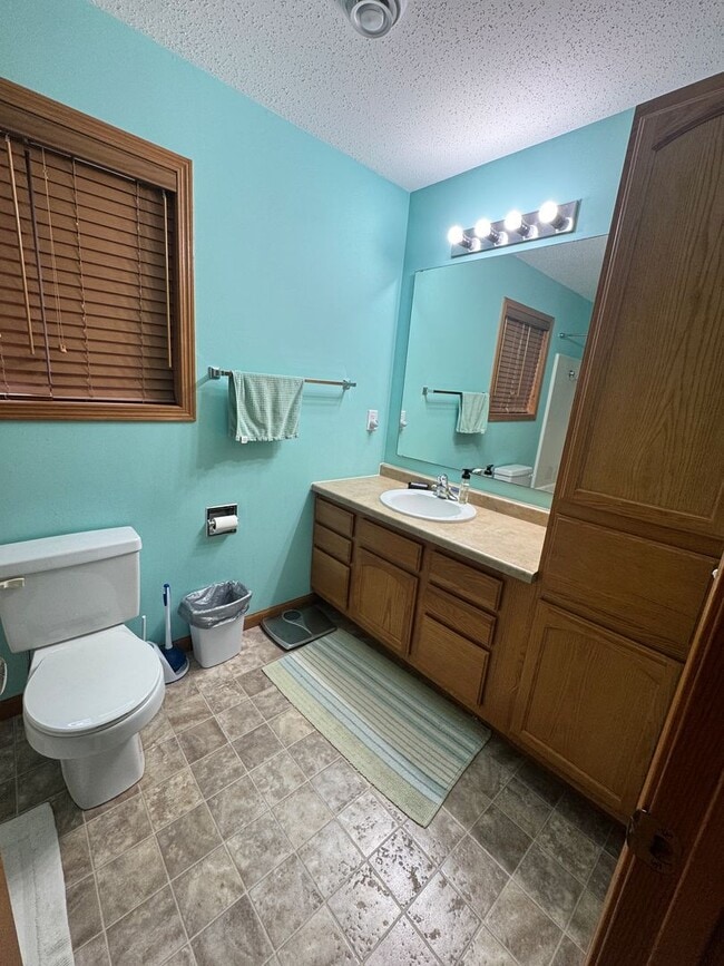 Building Photo - 2 Bedroom/ 2 Bathroom Home located in Tom'...