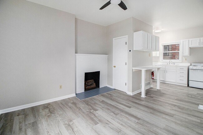 Foto del edificio - $849 Chic & Renovated 1BR with Style- Ask about our security deposit alternative!