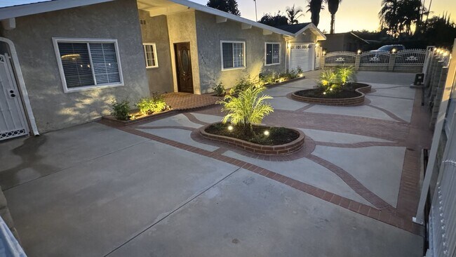 Building Photo - Beautiful 4 Bedroom, 2 Bathroom Reseda Hom...