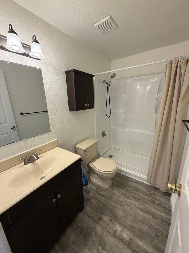 Foto del edificio - 2 Bed 1 Bath Duplex with Off Street Parking