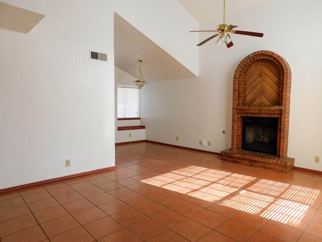 Foto del edificio - Swimming pool on property!