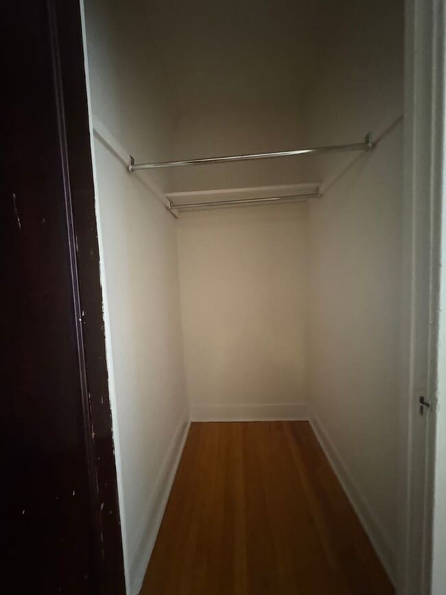 Building Photo - Lovely and Very Large Ravenswood Manor 1 B...