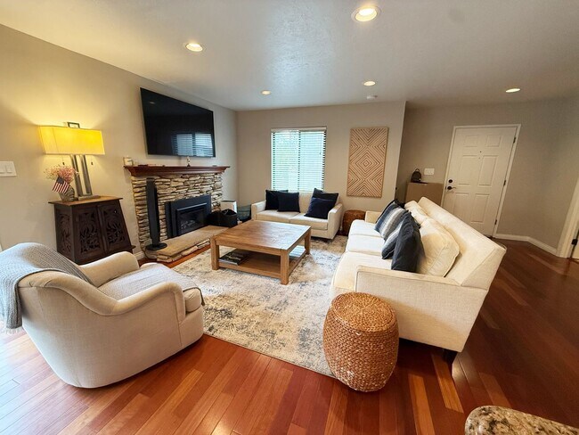 Foto del edificio - Beautifully Furnished 2 Bed/2.5 Bath Townhome in the Desirable Woodlands of La Jolla