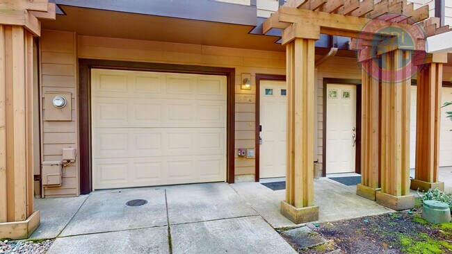 Foto del edificio - Prime Location, Directly Across From Nike Headquarters! Beautiful Townhouse, Two En-Suites, Centr...