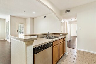 Building Photo - 6607 Lake Woodlands Dr