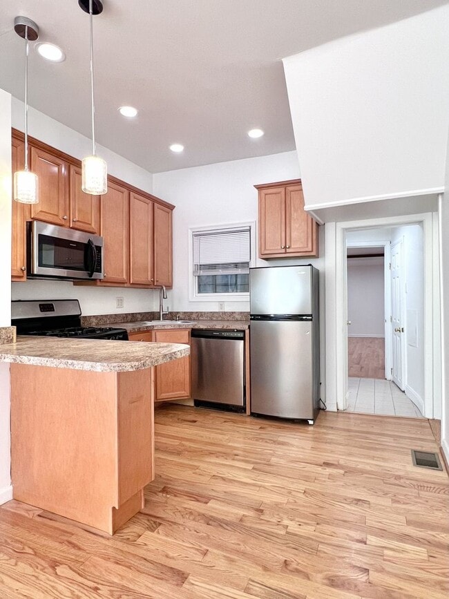 Building Photo - Beautiful 1 BR w/ in unit WASHER / DRYER and private basement! *Available Now*