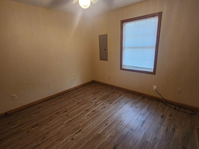 Building Photo - 2 Bed 2 Bath Duplex with Stained Concrete ...