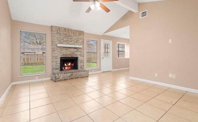 Foto del edificio - 4 Bedroom Home with 2 Bath and large back ...
