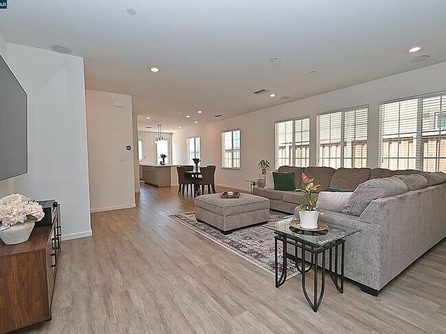 Building Photo - Gorgeous 4 Bedroom 3 Bath with SOLAR!