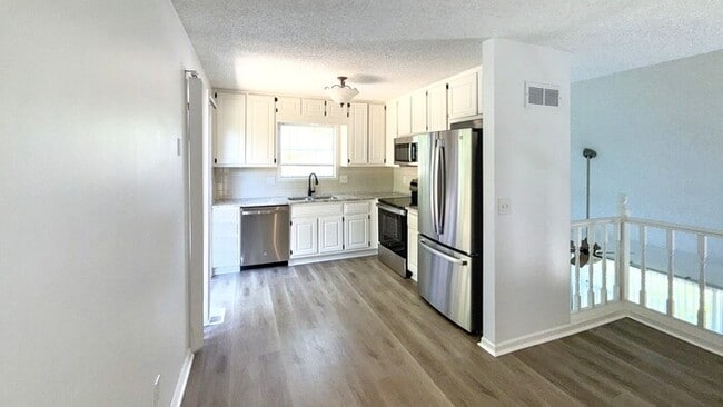Building Photo - 1505 SW Highland Dr